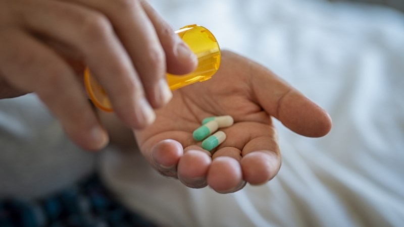 Điều trị thoát vị đĩa đệm nội xốp bằng thuốc giúp người giảm triệu chứng đau