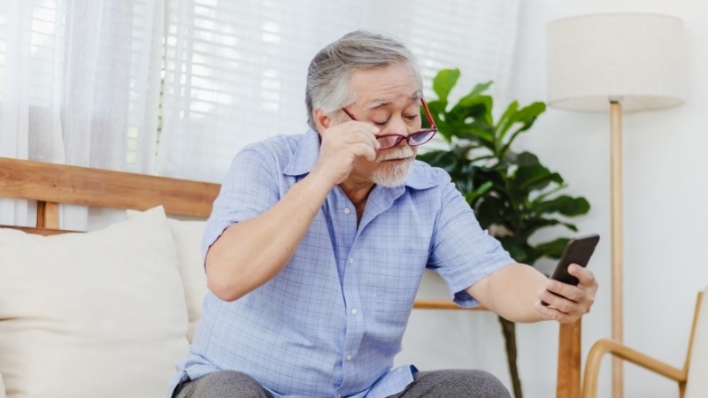 Lão thị là tật khúc xạ phổ biến xảy ra ở độ tuổi ngoài 40 Lão thị là tật khúc xạ phổ biến xảy ra ở độ tuổi ngoài 40
