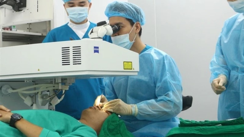 Phương pháp phẫu thuật giúp chỉnh sửa hình dạng giác mạc của mắt Phương pháp phẫu thuật giúp chỉnh sửa hình dạng giác mạc của mắt