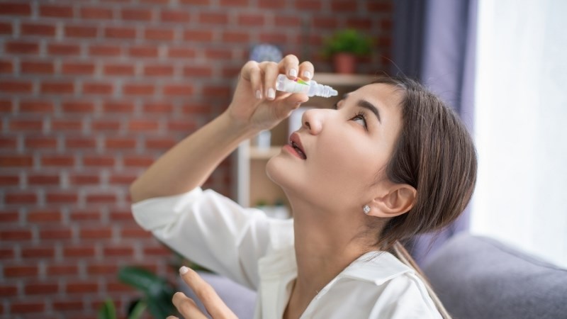 Thuốc nhỏ mắt là một lựa chọn tốt cho người bị lão thị Thuốc nhỏ mắt là một lựa chọn tốt cho người bị lão thị