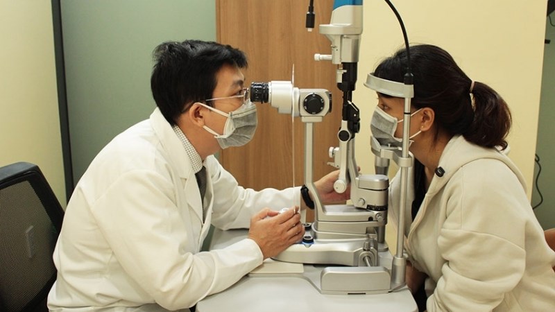 Đèn khe được sử dụng để khám các cấu trúc mắt Đèn khe được sử dụng để khám các cấu trúc mắt