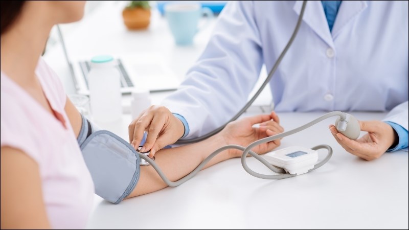 Kiểm soát huyết áp giúp hạn chế nguy cơ mắc vẩn đục dịch kính do bệnh lý