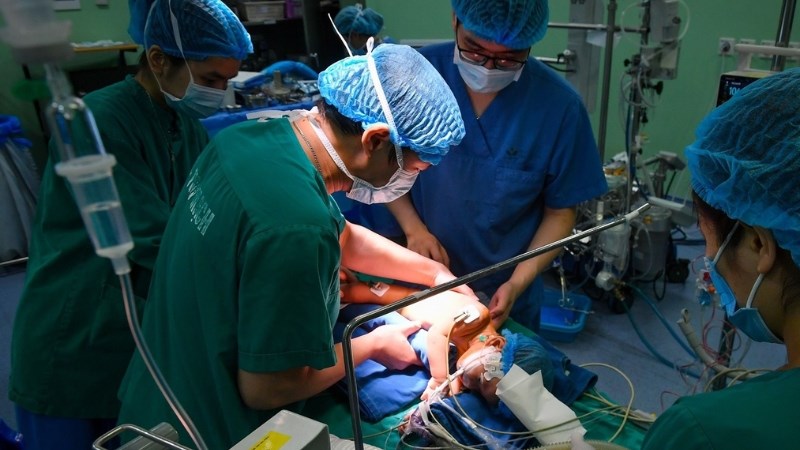Ngoài thời kỳ sơ sinh có thể đóng ống động mạch bằng dụng cụ qua thông tim Ngoài thời kỳ sơ sinh có thể đóng ống động mạch bằng dụng cụ qua thông tim
