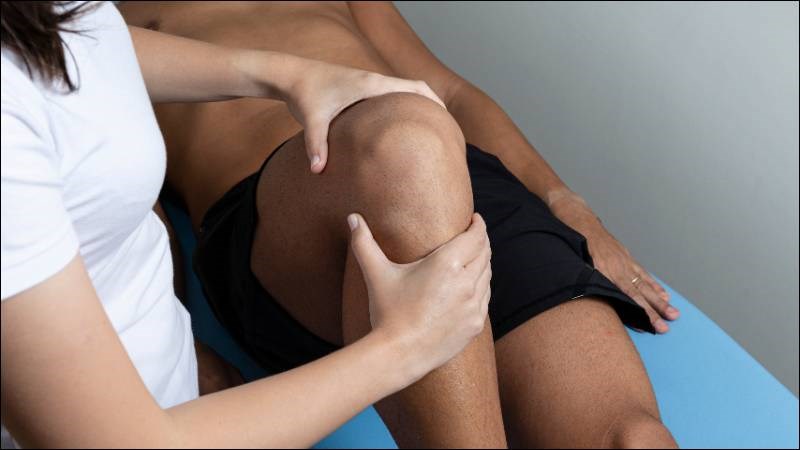 Bài tập vật lý trị liệu sẽ giúp kéo căng da để các khớp có thể linh hoạt