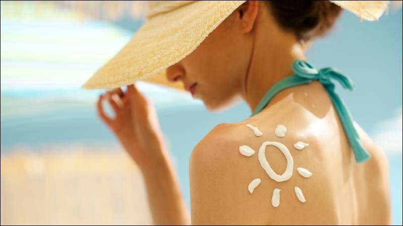 Dùng kem chống nắng giúp phòng ngừa bỏng da do ánh nắng mặt trời