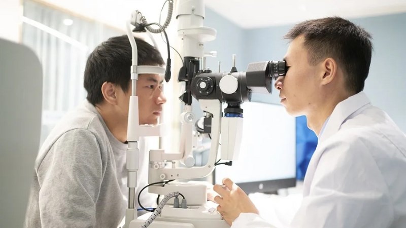 Khám mắt bằng đèn khe giúp quan sát các tổn thương ở võng mạc