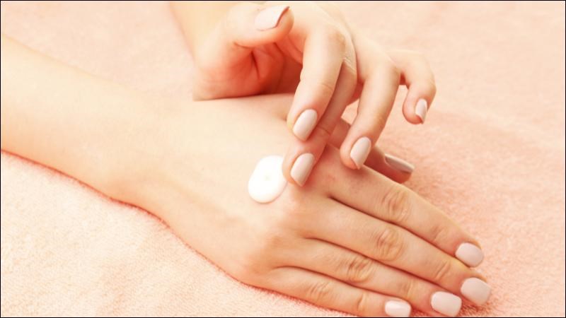 Bôi kem dưỡng ẩm giúp giảm khô da trong bệnh vảy phấn hồng nang lông