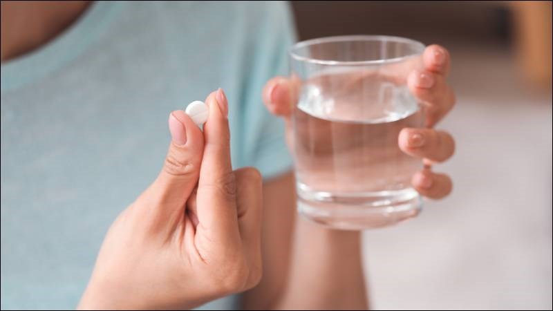 Điều trị toàn thân bằng thuốc uống trong bệnh vảy phấn hồng nang lông