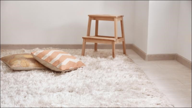 Người bị bàn chân rũ không nên sử dụng thảm chân để tránh té ngã