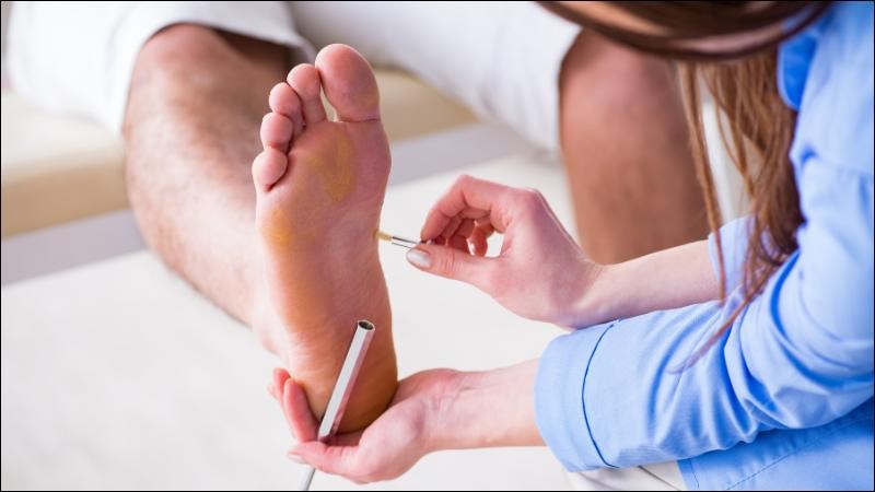 Bác sĩ thực hiện các động tác để xác định thần kinh và cơ bị tổn thương