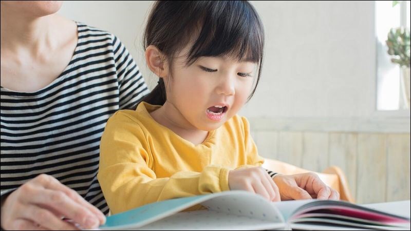 Trẻ gặp khó khăn khi tập đọc, học ngôn ngữ có thể là dấu hiệu của chứng khó đọc