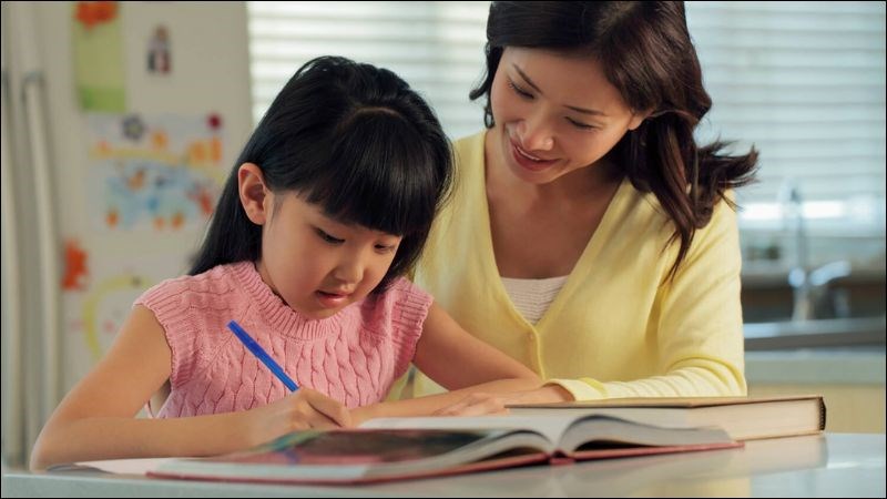 Thường xuyên đưa ra các lời khuyên, động viên trẻ cải thiện kỹ năng ngôn ngữ