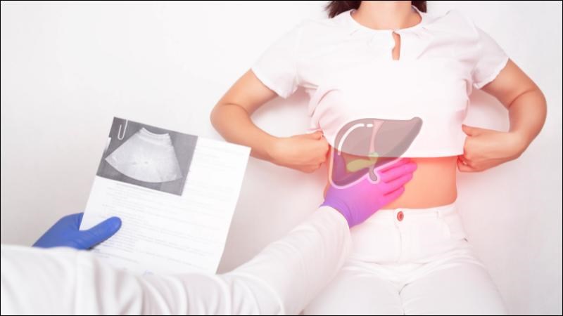 Bác sĩ khám lâm sàng để đánh giá các dấu hiệu đau túi mật