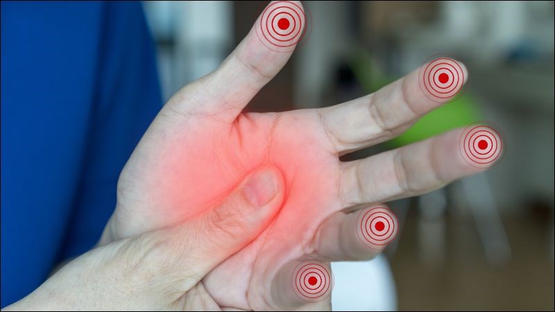Tê tay thường biểu hiện với cảm giác châm chích đặc biệt là ở đầu ngón tay Tê tay thường biểu hiện với cảm giác châm chích đặc biệt là ở đầu ngón tay