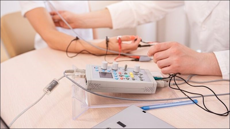 Điện cơ đồ (EMG) được dùng để đánh giá hoạt động thần kinh cơ ở tay. Điện cơ đồ (EMG) được dùng để đánh giá hoạt động thần kinh cơ ở tay.