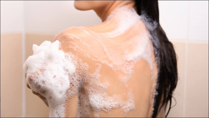 Sử dụng sữa tắm dịu nhẹ có chứa chất dưỡng ẩm để phòng ngừa chàm đồng tiền