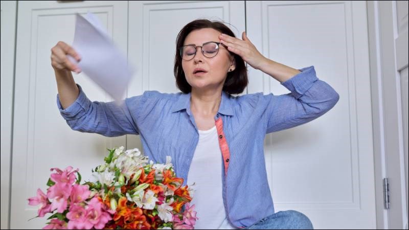 Bốc hỏa là cảm giác nóng bừng đột ngột ở phần trên cơ thể Bốc hỏa là cảm giác nóng bừng đột ngột ở phần trên cơ thể