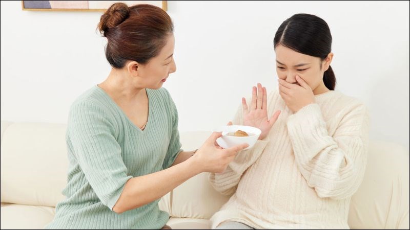 Khi bị ốm nghén người mẹ có thể cảm thấy buồn nôn khi ngửi đồ có mùi