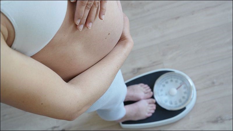 Giảm hơn 5% cân nặng so với trước khi mang thai là dấu hiệu của nôn nghén nặng 