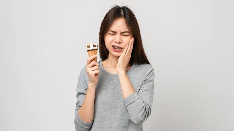 Răng ê buốt là hiện tượng đau nhức khi tiếp xúc với tác nhân kích thích