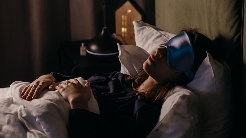 Kê thêm gối để nâng cao đầu giúp giảm ho về đêm khi ngủ