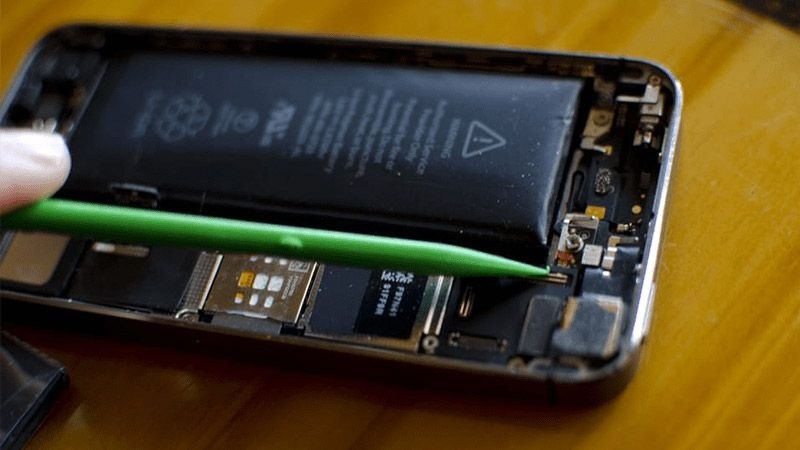 Cách đơn giản nhất để kiểm tra tình trạng pin trên iPhone là dựa vào quan sát bằng mắt thường