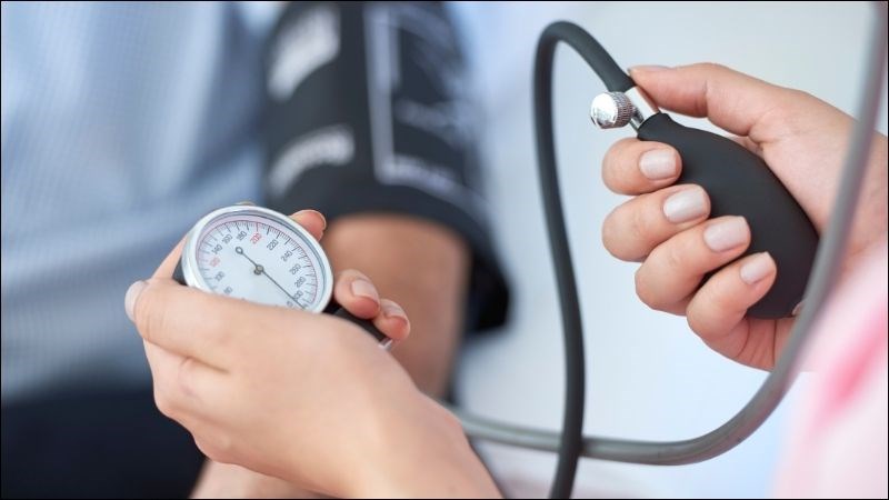Đo huyết áp là bước cần thiết để chẩn đoán da xanh xao do sốc