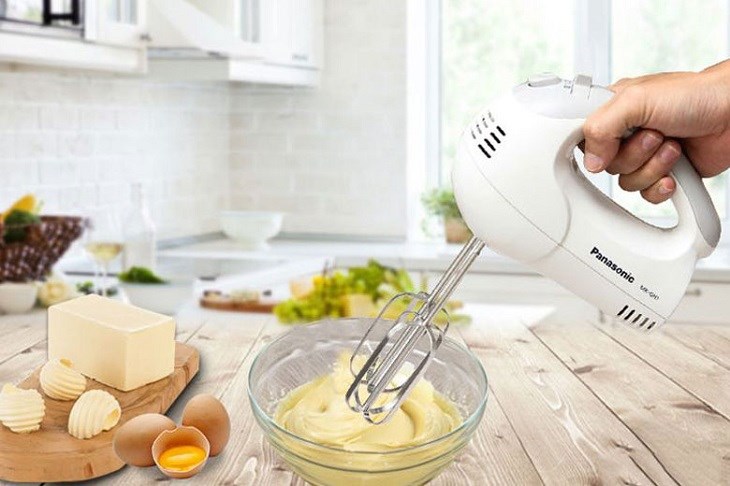 Đặt máy đánh trứng nghiêng với mặt phẳng khoảng 45 độ