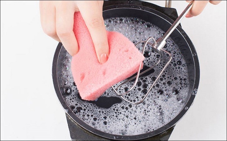 Rửa sạch các que đánh trứng bằng nước xà phòng ấm