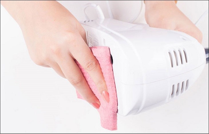 Sử dụng khăn ẩm để lau sạch máy
