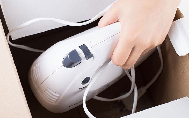 Chờ máy đánh trứng khô nước sau đó cất vào hộp để bảo quản