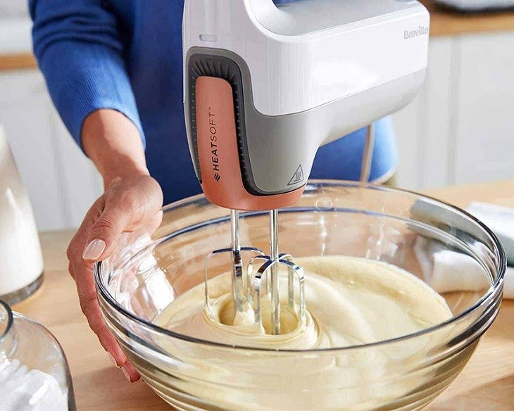 Nên sử dụng thố to khi đánh trứng để đảm bảo đánh đều hơn