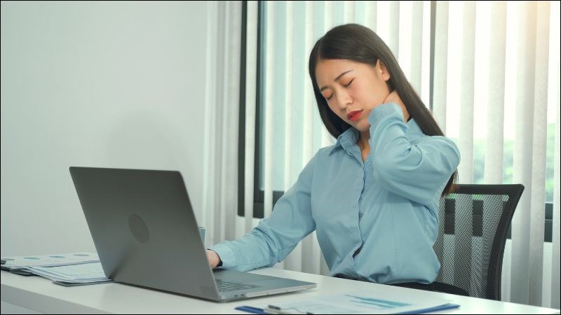 Căng cơ khi ngồi trước máy tính nhiều giờ đồng hồ có thể gây đau cổ Căng cơ khi ngồi trước máy tính nhiều giờ đồng hồ có thể gây đau cổ