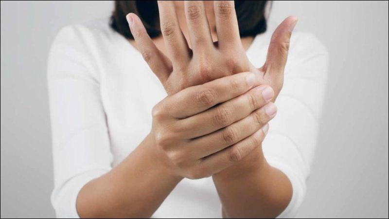 Người bệnh nên đến gặp bác sĩ khi đau cổ có kèm theo đau, dị cảm ở tay Người bệnh nên đến gặp bác sĩ khi đau cổ có kèm theo đau, dị cảm ở tay