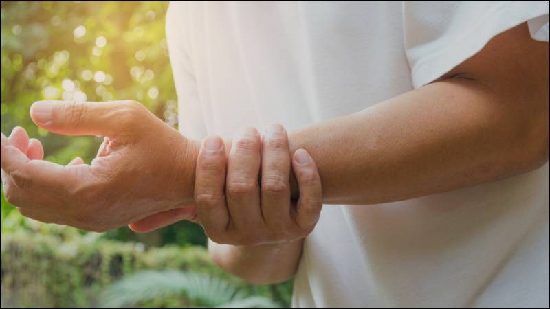 Nếu đau và sưng tấy cổ tay kéo dài thì cần đi khám bác sĩ