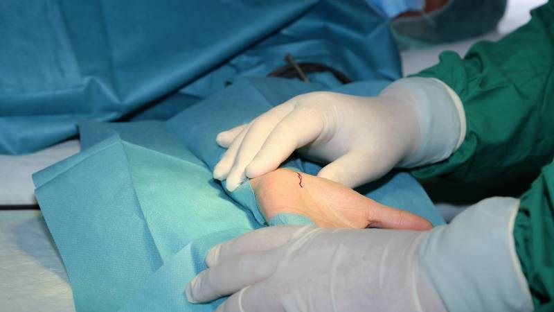 Phẫu thuật giúp điều trị gãy xương hoặc viêm khớp