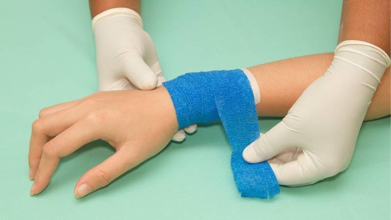 Chấn thương cổ tay thường xảy ra khi ngã về phía trước