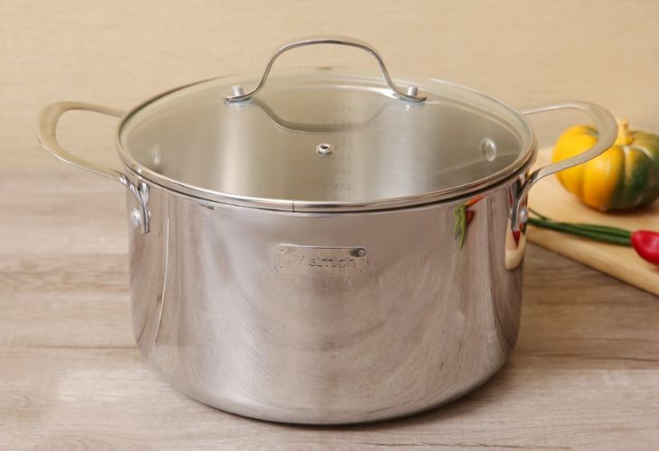 Nồi inox nắp kính 24cm Elmich Tri-Max 2353734 có thiết kế đáy phẳng 3 lớp bắt từ, cho sản phẩm dùng tốt trên bếp từ