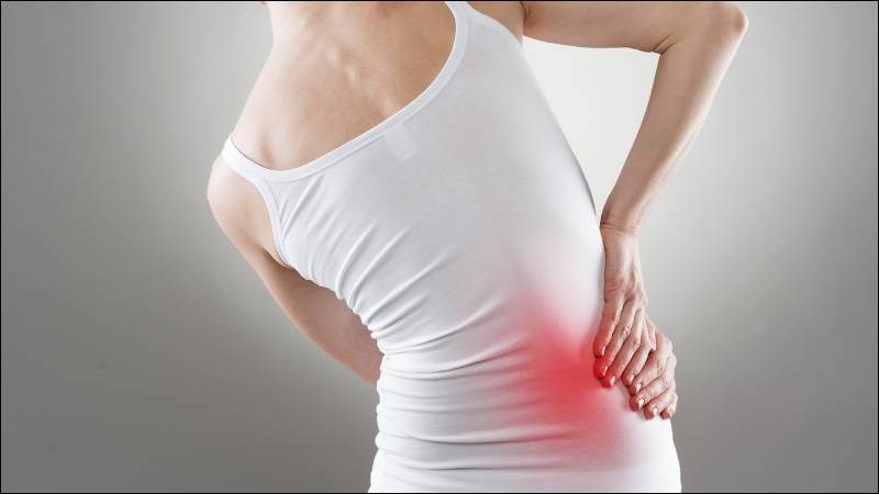 Cơn đau hông đôi khi lan xuống chân hoặc lên lưng