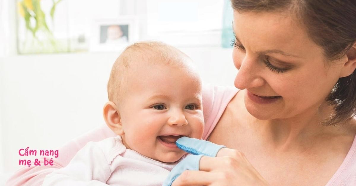 Tại sao cần sử dụng nước muối sinh lý để rơ lưỡi cho bé?
