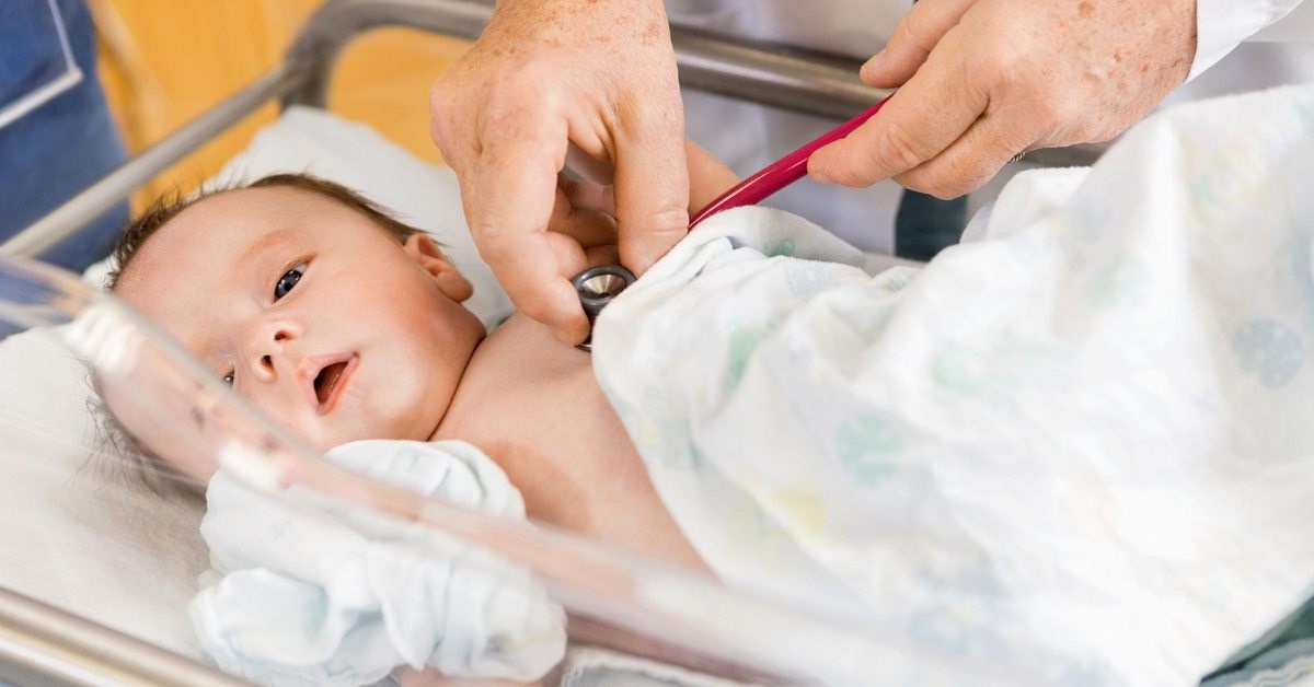 Khi nào nên sử dụng phương pháp lau người cho trẻ sơ sinh sốt?
