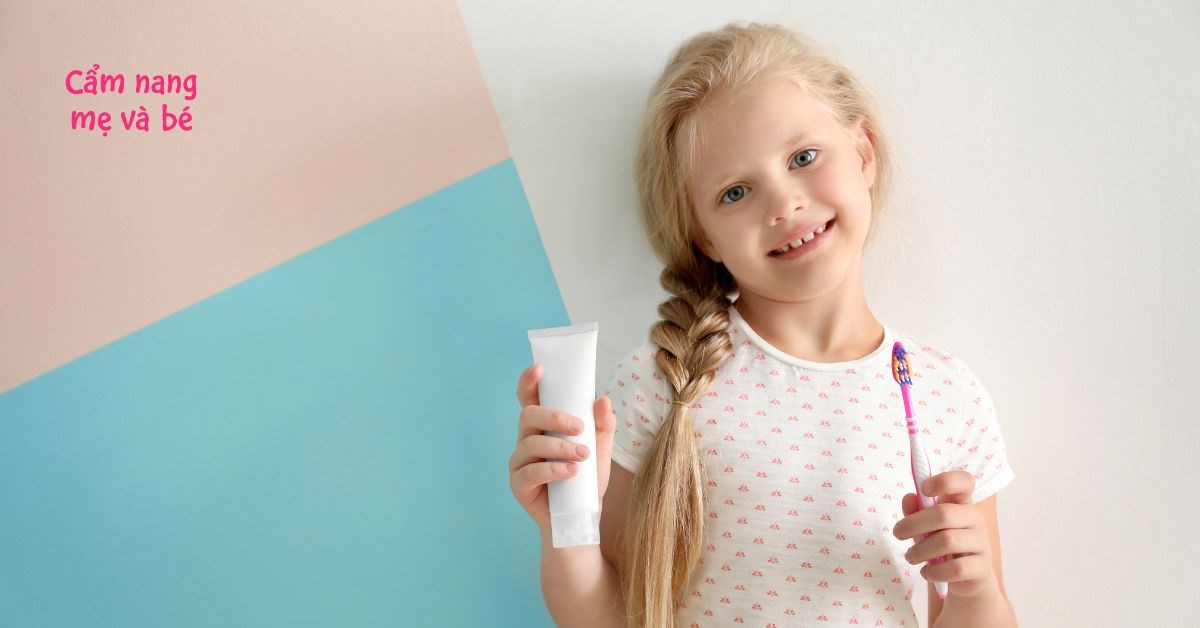 Có biện pháp nào khác để chăm sóc răng miệng em bé ngoài việc dùng kem đánh răng không?
