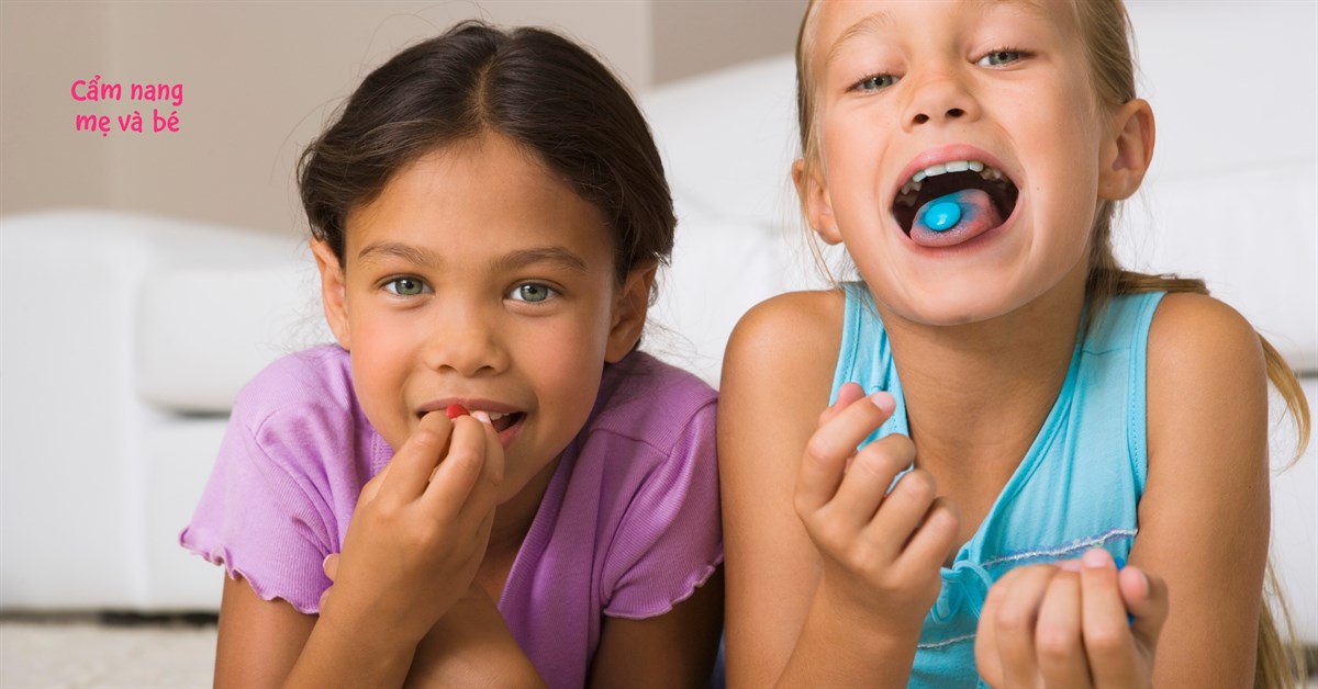 Tại sao em bé dễ bị sâu răng khi ăn kẹo?
