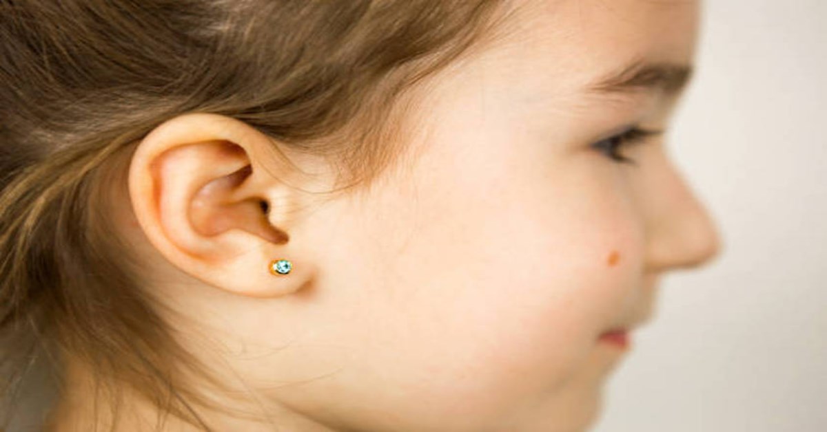 Khi nào nên bấm lỗ tai cho bé? Lưu ý để tránh nguy cơ bị nhiễm trùng