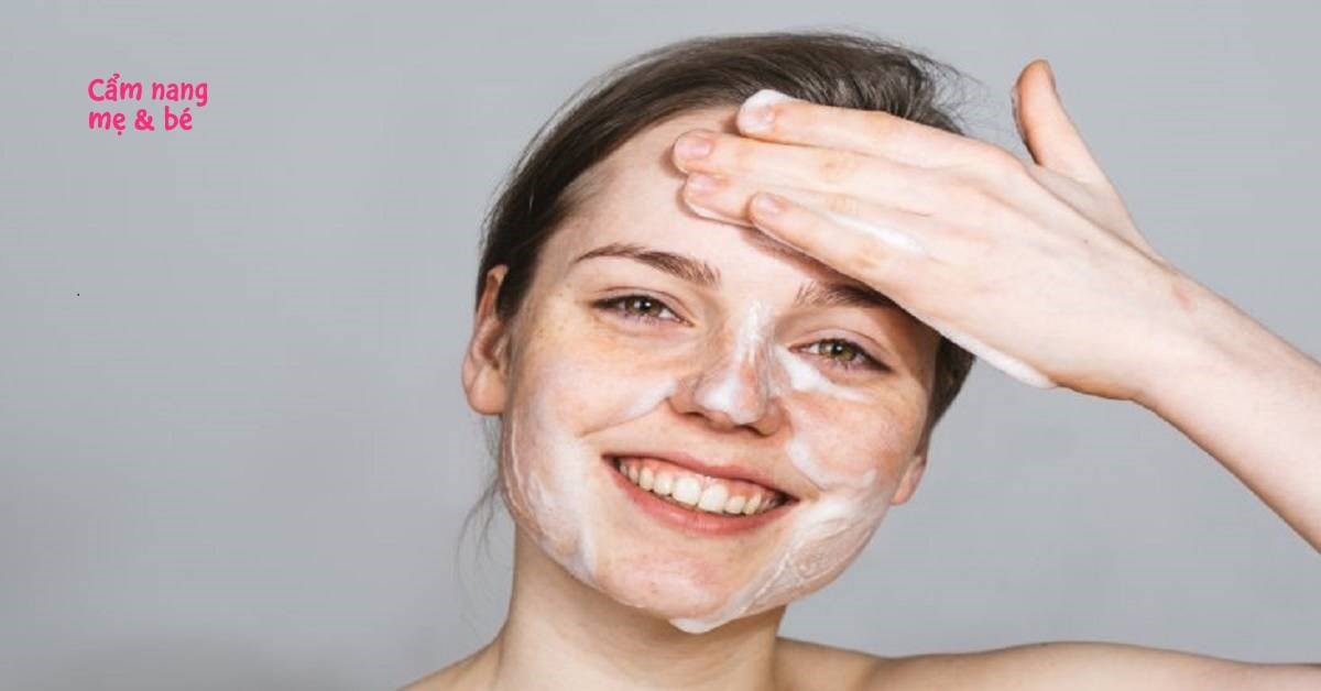 4 bước dùng sữa rửa mặt đúng cách cho làn da sạch sẽ, mịn màng