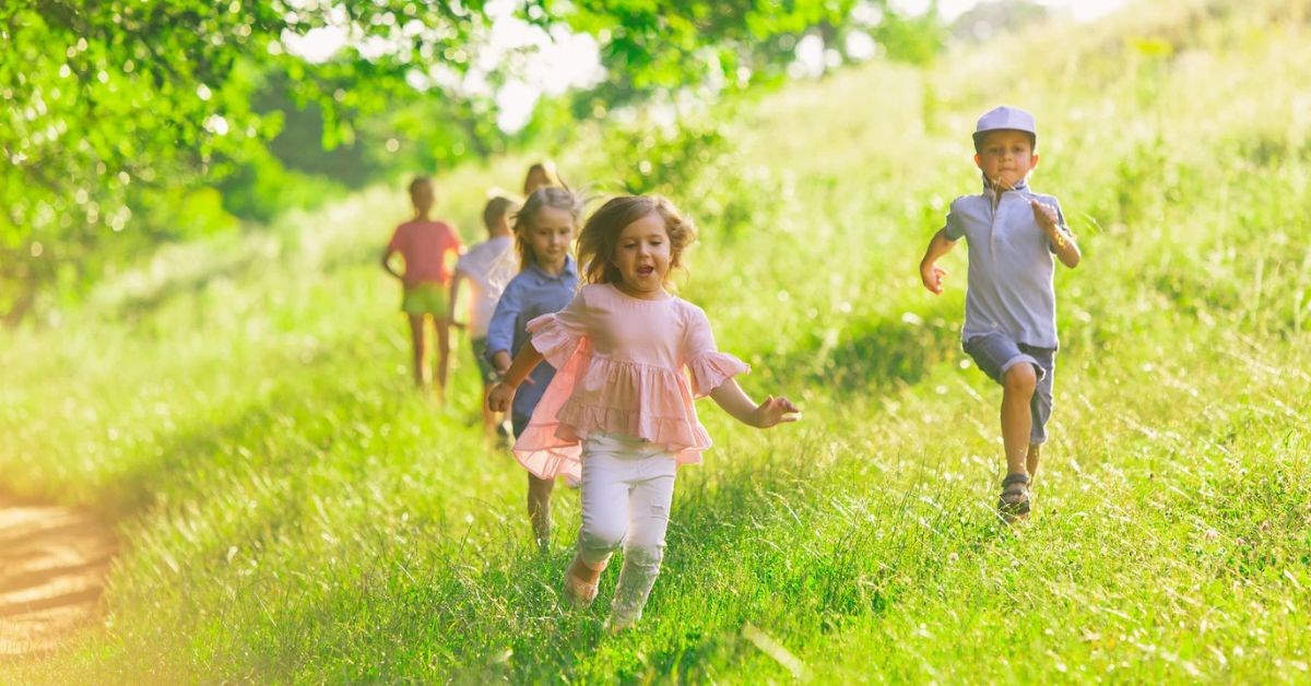 Giáo dục Steiner và Montessori có nhấn mạnh vào khía cạnh nào của việc chơi của trẻ?
