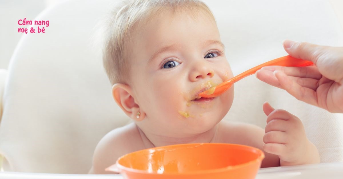Kỹ năng trẻ 8 tháng ăn cháo dinh dưỡng được chưa cho các bà mẹ
