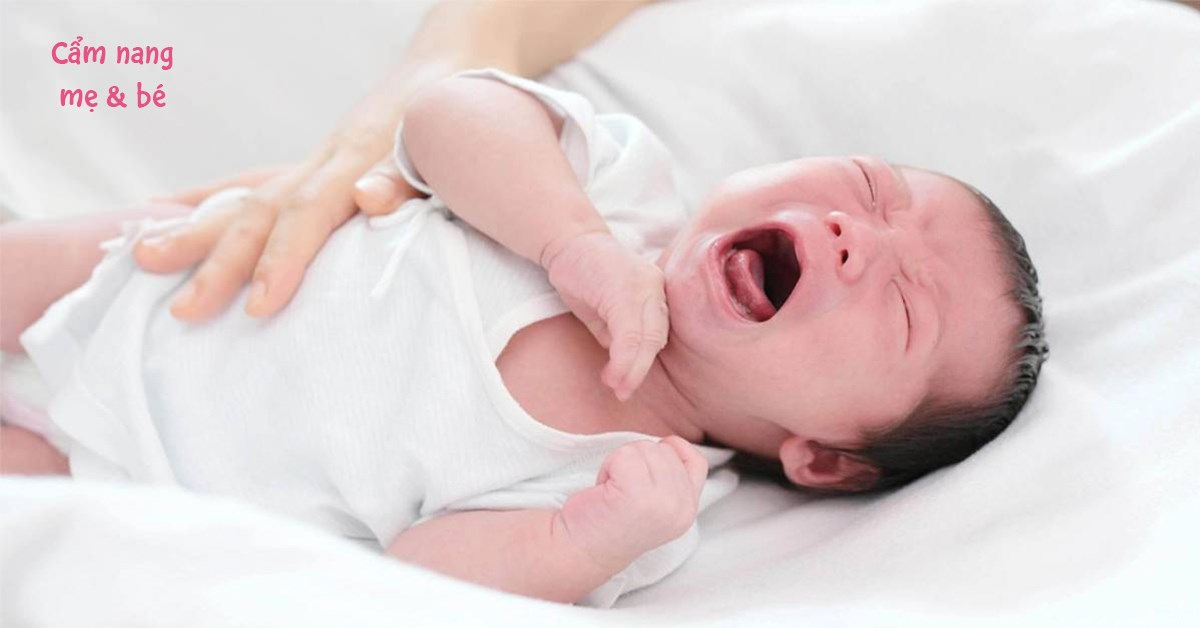 Trẻ sơ sinh ngủ hay rặn è è và gồng mình? Nguyên nhân, cách khắc phục