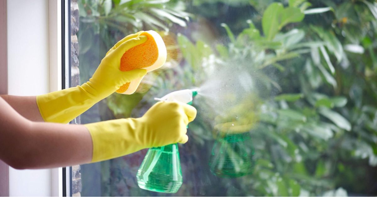 Mách mẹ 7 cách lau cửa kính sạch bóng đơn giản, hiệu quả chỉ trong 5 phút