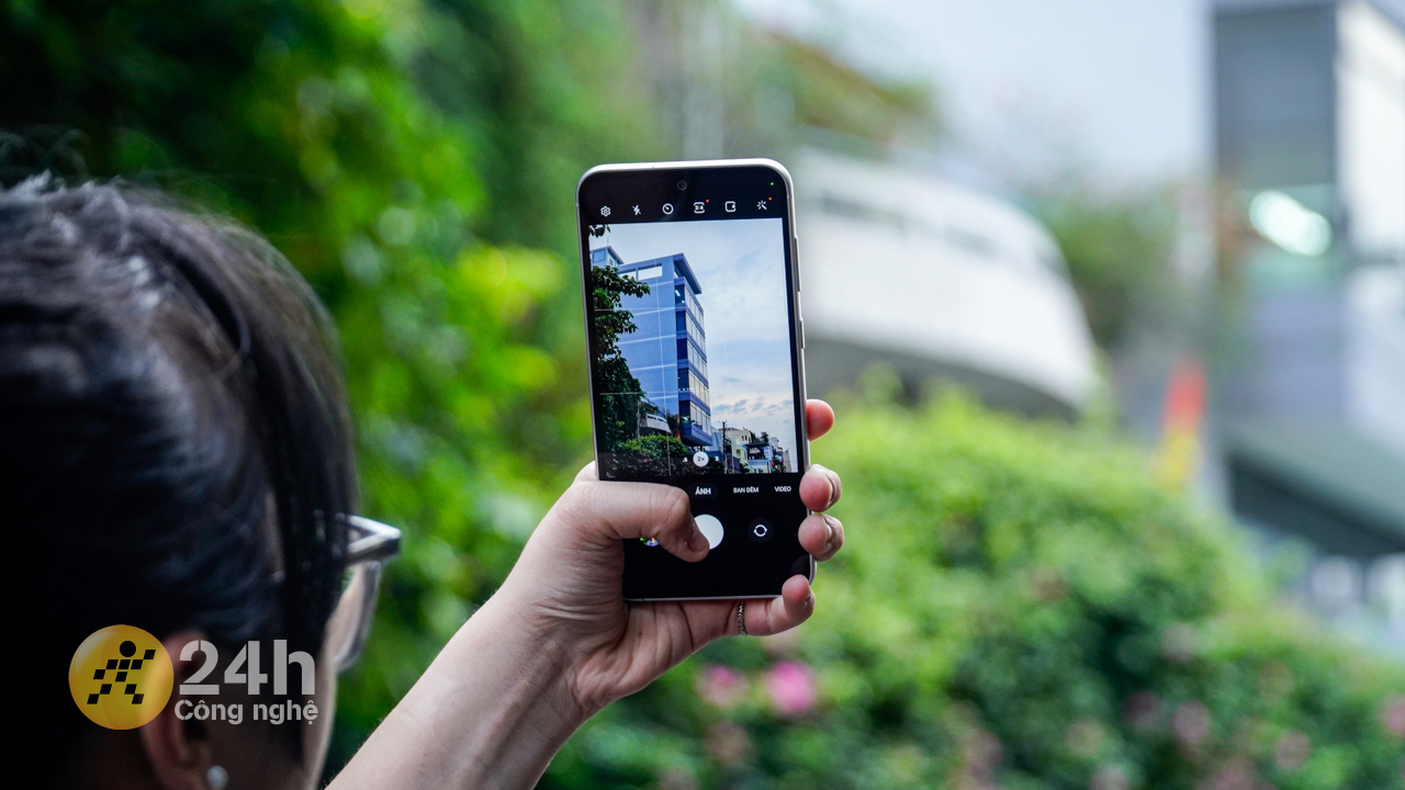 Camera tele của Galaxy S23 FE giúp chúng ta sáng tạo ra những góc chụp mới mẻ.